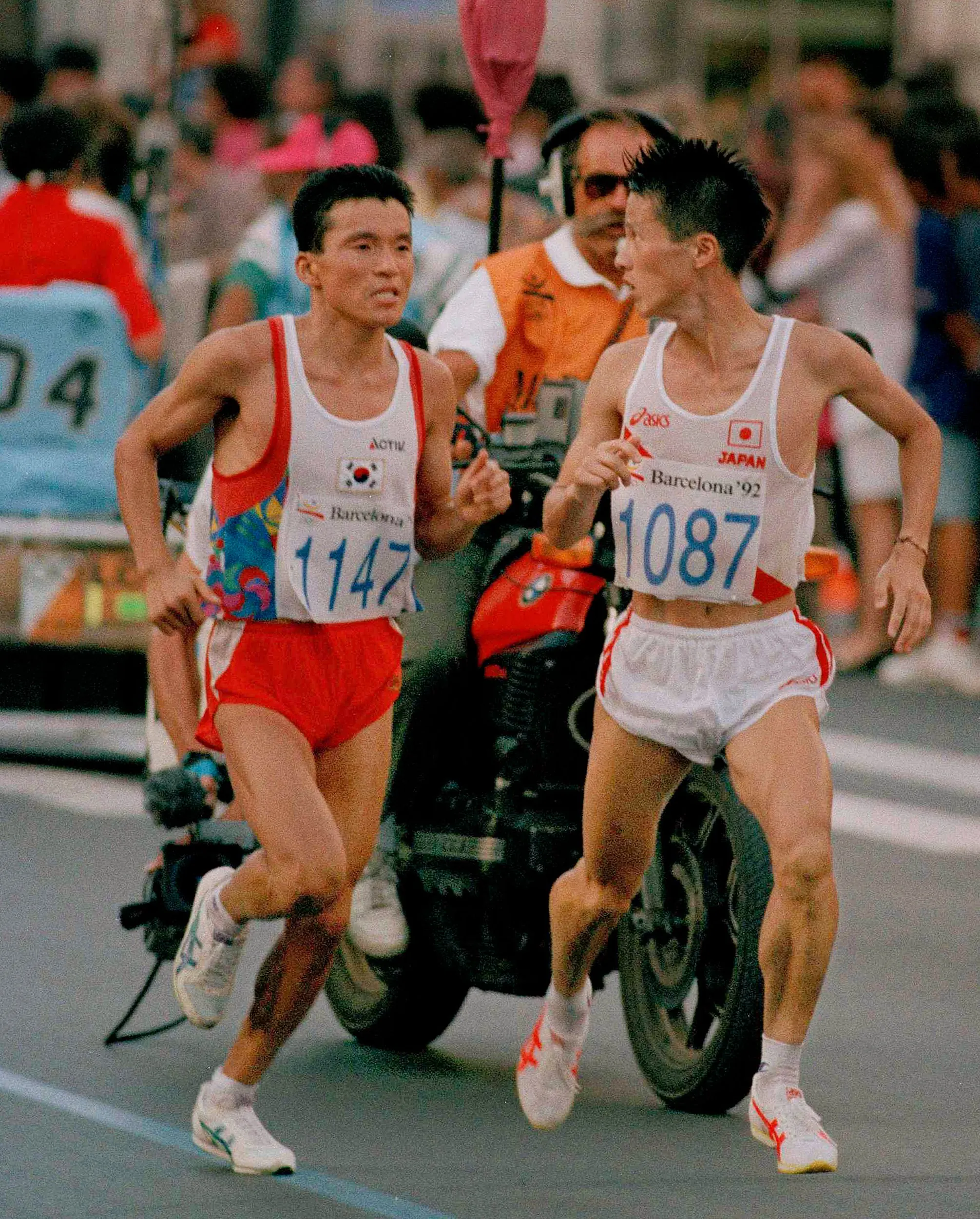 Beginning His Kick — Japan's Koichi Morishita, leading, looks around to see Hwang Young-Cho of South Korea overtaking the lead very near the finish line of the XXV Olympiad’s men's marathon in Barcelona, Spain, August 9, 1992. Hwang went on to win the gold medal as Morishita took the silver.  (AP Photo/Stephan Savoia)  © The Associated Press